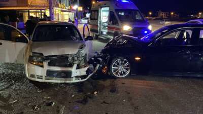 Bursa’nın İnegöl ilçesinde iki otomobilin