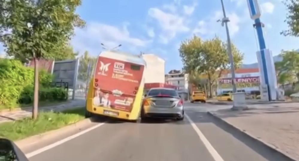 Bursa’da belediye minibüsü elektrik direğine çarptı: İşte kaza anı… Bursa’da seyir halindeki halk