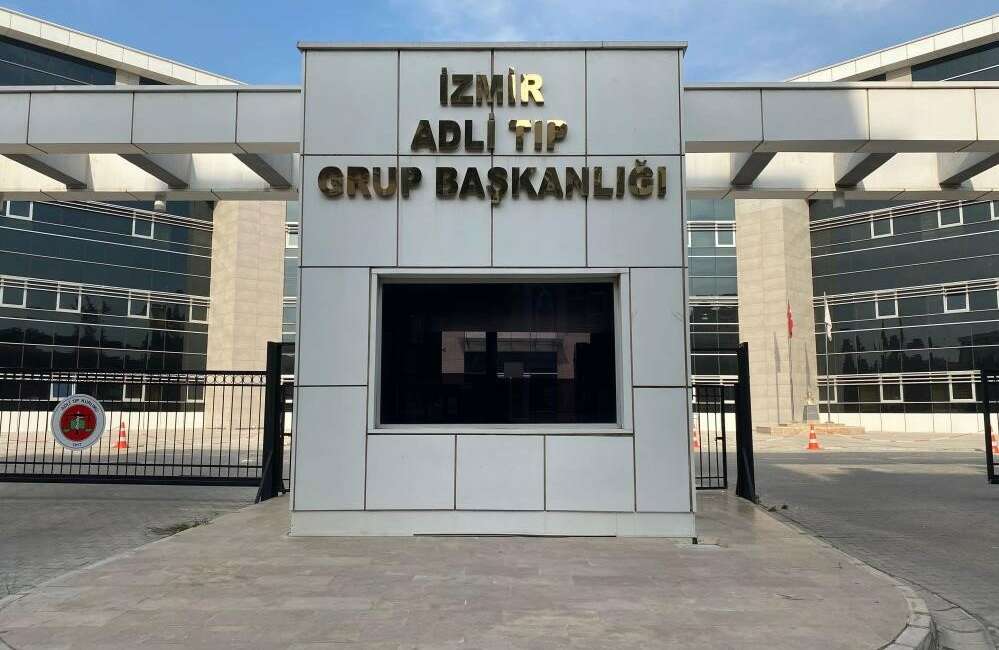Cinnet getiren baba, 21 yaşındaki oğlunu pompalı tüfekle öldürdü İzmir’in Gaziemir ilçesinde, uyuşturucu