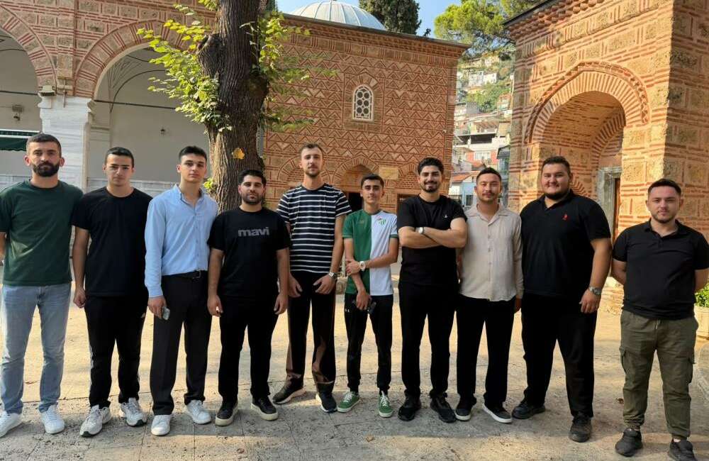 AK Parti Osmangazi Gençlik Kolları’ndan Hamzabey Külliyesi’nde temizlik çalışması AK Parti Osmangazi İlçe