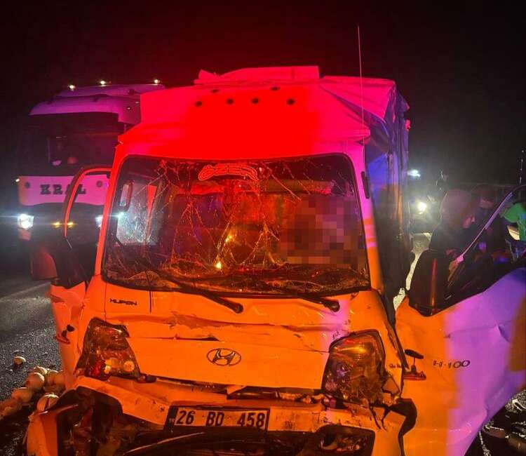 Yolcu otobüsü ile kamyonet çarpıştı: 1 ölü Bilecik'in Bozüyük ilçesinde yolcu
