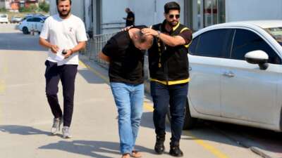 Adana'da parkta başlayan 'bakış' tartışması