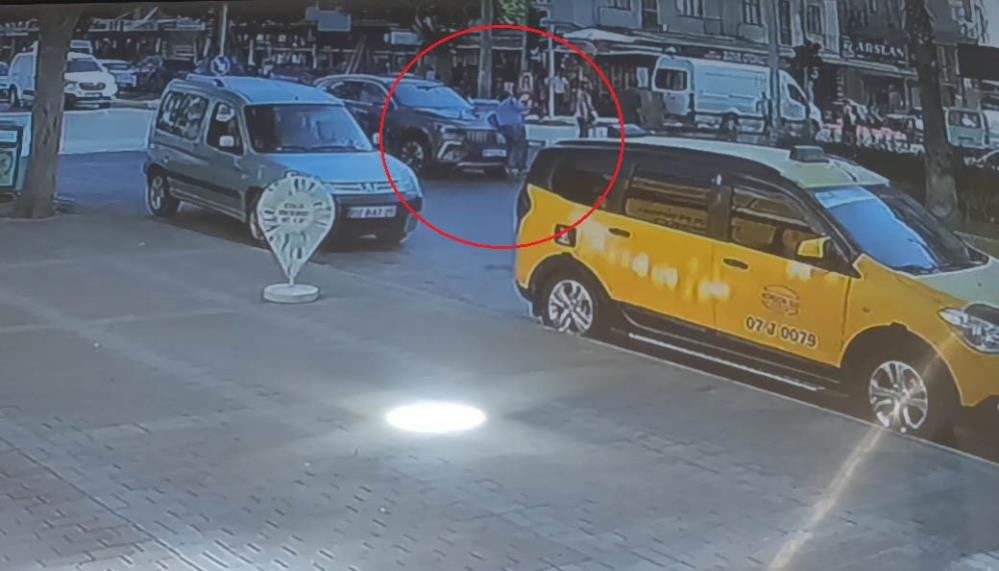 Otomobilin çarptığı kadın metrelerce savruldu Antalya'nın Manavgat ilçesinde seyir