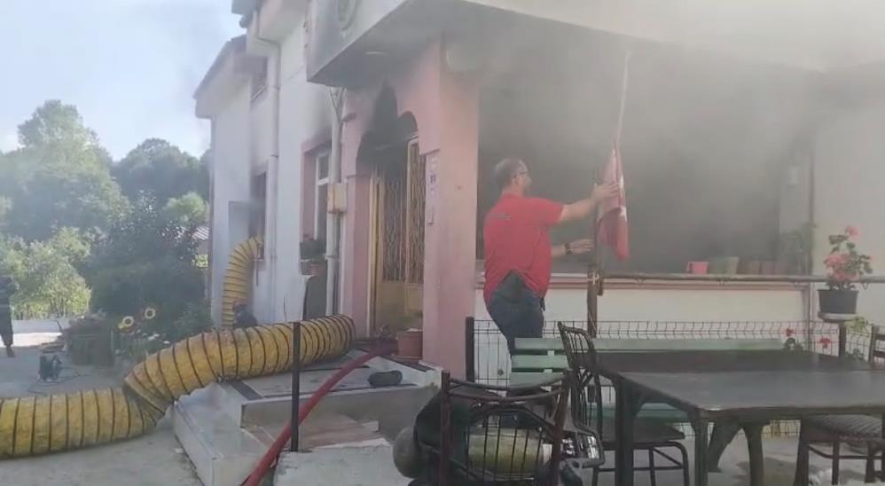 İtfaiyecinin Türk bayrağı hassasiyeti Kocaeli'nin Kartepe ilçesinde yatak
