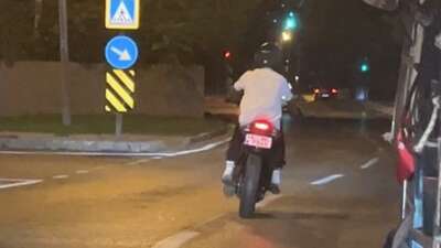 Bursa'da kırmızı ışıkta bekleyen motosiklet
