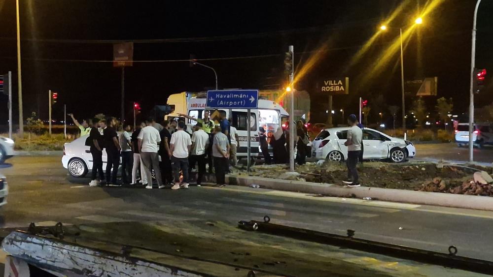 2 otomobilin çarpıştığı kazada 7 kişi yaralandı Diyarbakır’da iki otomobilin çarpışması