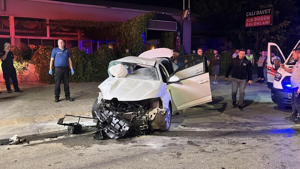 Bursa’da gece vakti feci kaza! 2 kişi can verdi Bursa'da kavşaktan ara yola