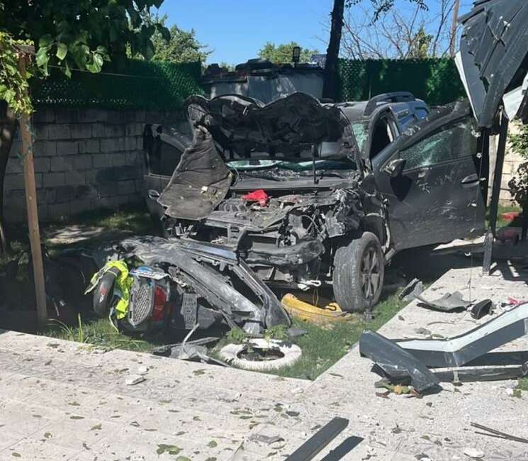 Araç evin bahçesine uçtu Erzincan’ın Akyazı Mahallesi’nde sürücüsünün