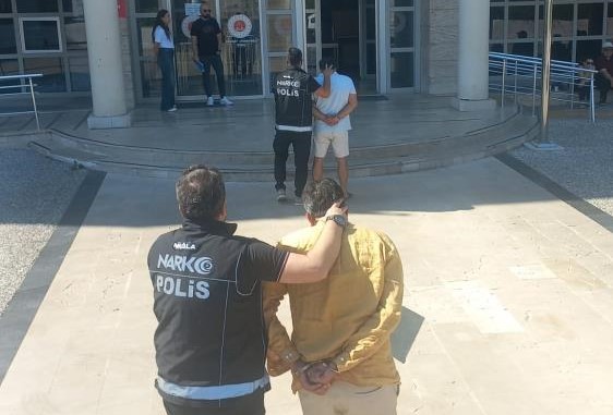 Polisten kaçtı, araçta 1 kilo 953 gram esrar çıktı! Menteşe ilçesinde polis ekiplerinin