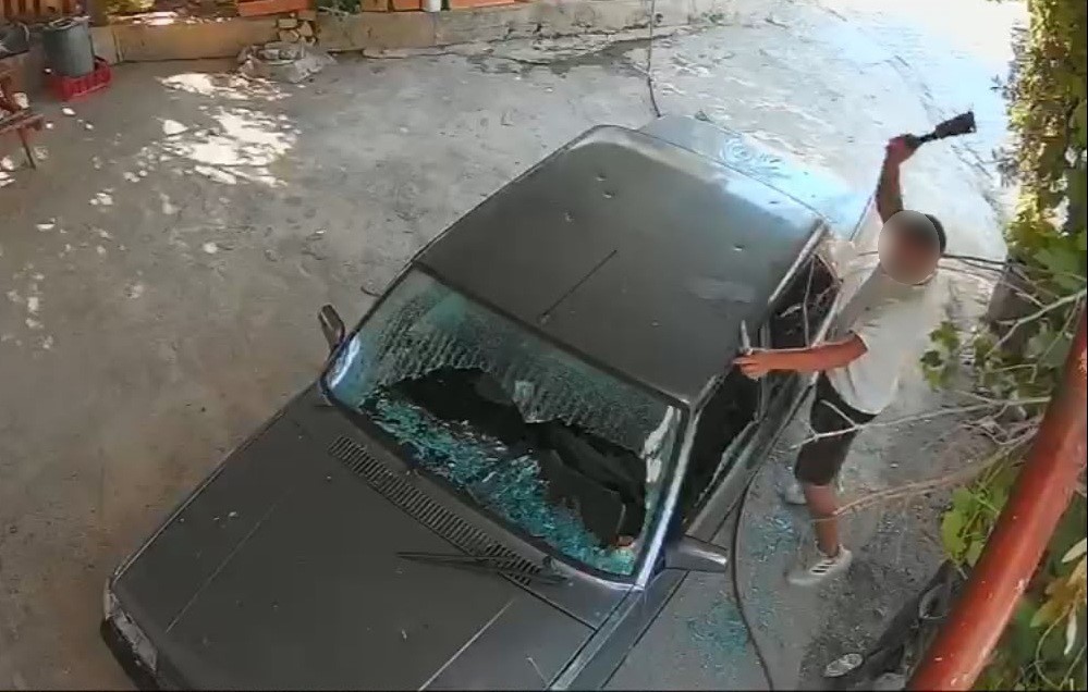 Kadına ait otomobile satır ve bıçakla saldırdılar Mersin'in Anamur ilçesinde