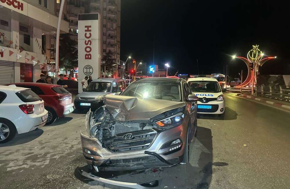 Korkutan kaza; 2’si çocuk, 6 yaralı Uşak'ta bir otomobile başka