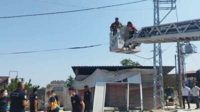 Hatay'da elektrik direğine asılı halde