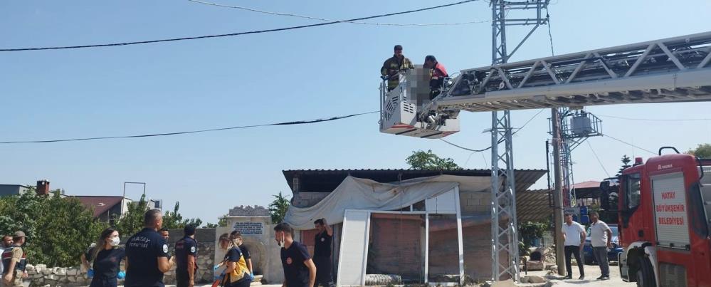 Hatay'da elektrik direğine asılı