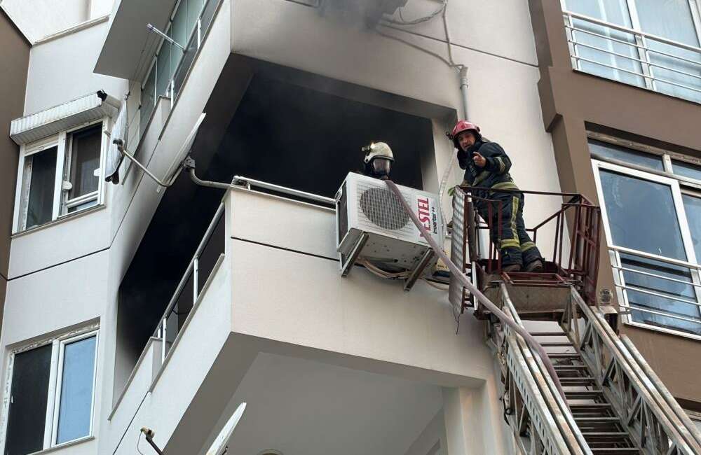 Apartman dairesi alev alev yandı Antalya’da 4 katlı