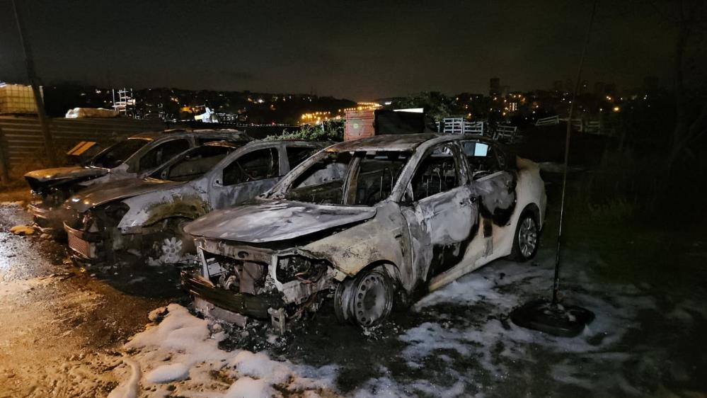 3 otomobil kül oldu; Kundaklama var mı? Avcılar'da bir oto galeride