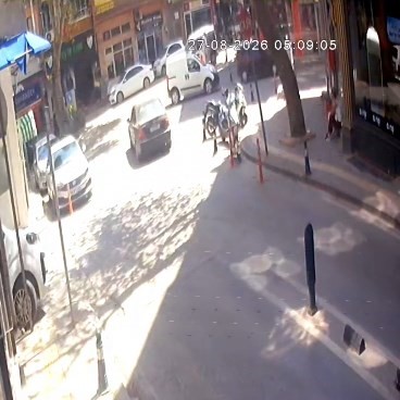 Bursa’da otomobil ile motosiklet kavşakta çarpıştı! Bursa'nın Orhangazi ilçesinde otomobille