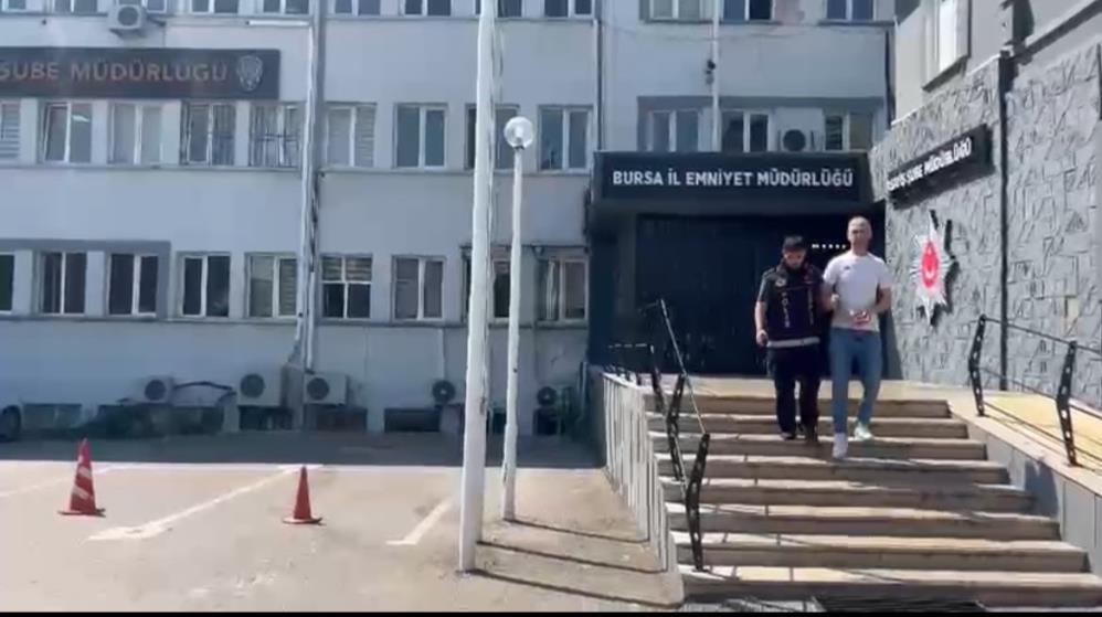 Bursa’da firari çatıdan çatıya kaçarken yakalandı Bursa'da haklarında hırsızlık ve