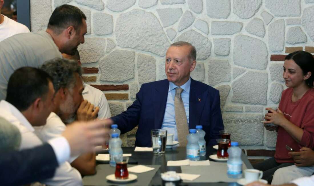 Erdoğan’dan Çengelköy’de esnaf ziyareti Cumhurbaşkanı Recep Tayyip Erdoğan,