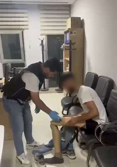 Protez bacağından uyuşturucu çıktı: 830 gram metamfetamin ele geçirildi Bursa’da narkotik ekiplerinin düzenlediği