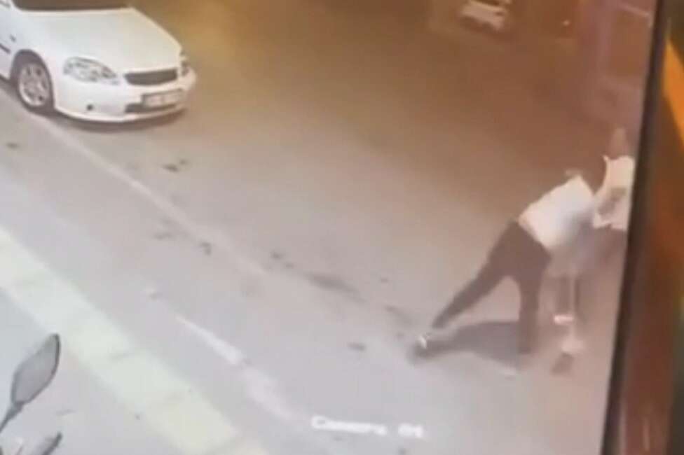 Bursa’da sözlü tartışma kavgaya dönüştü! Bursa'da kaldırım üzerinde