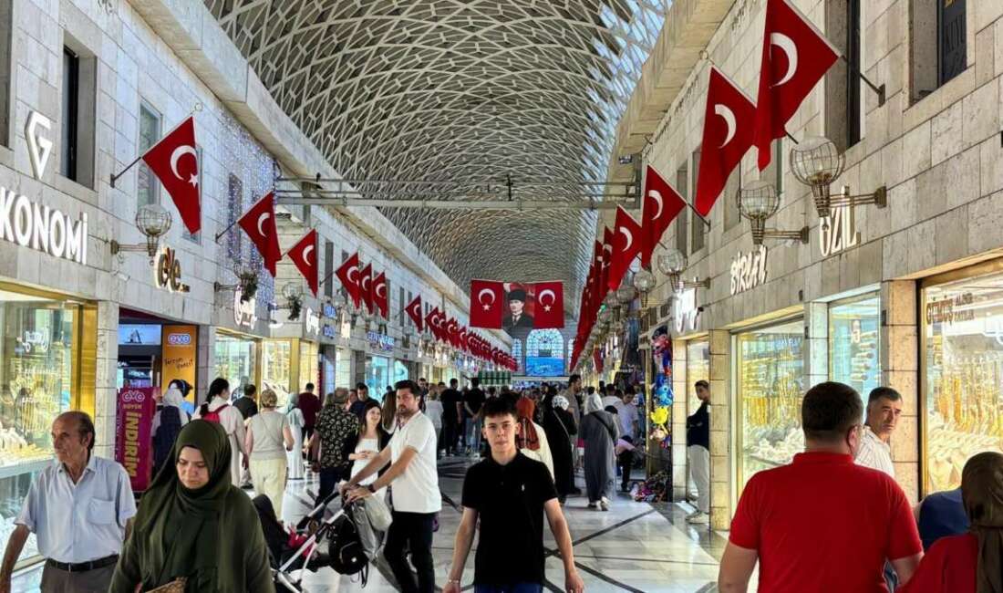 Bursa’da Tarihi Kapalı Çarşı Türk bayraklarıyla donatıldı Bursa'nın tarihi Kapalı Çarşı'sı,