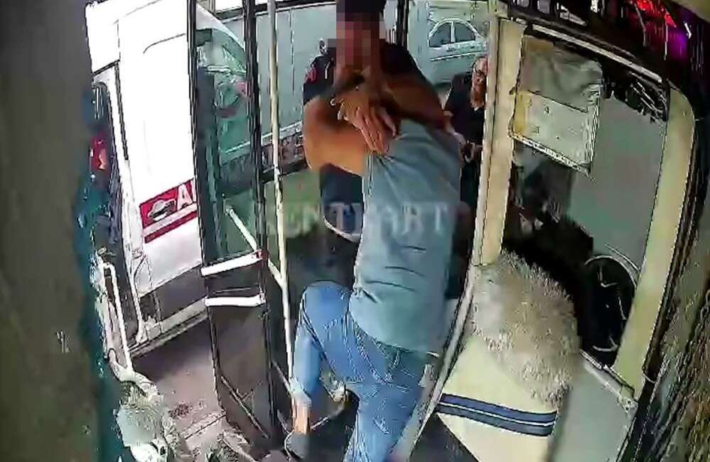 Ambulans ve otobüs sürücüleri birbirine girdi Adana'da bir ambulans şoförü,