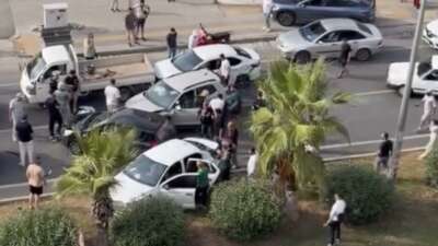7 araçlı zincirleme kaza: 3 yaralı Mersin Erdemli ilçesinde 7 aracın