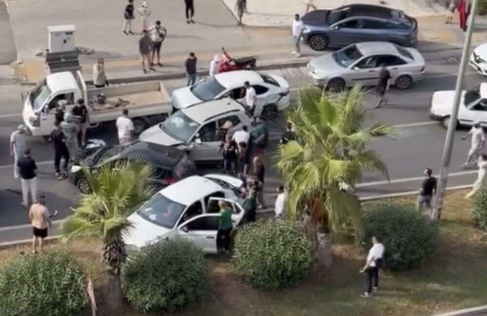 7 araçlı zincirleme kaza: 3 yaralı Mersin Erdemli ilçesinde 7