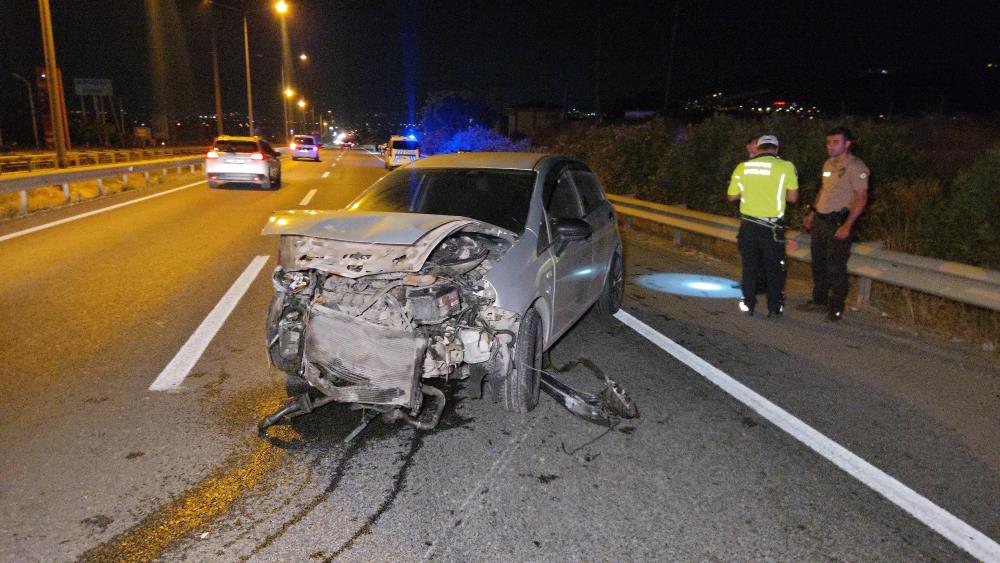 Bursa’da kontrolden çıkan otomobil bariyerlere çarptı! Yalova-Bursa karayolu Orhangazi Süpürgelik