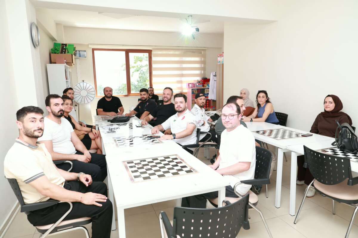 Osmangazi’de İngilizce Konuşma Kulübü’nde yabancı dil öğreniyorlar