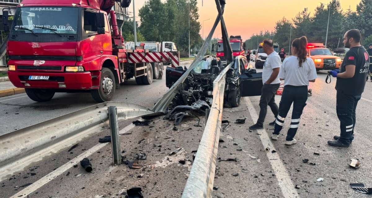 Isparta’da feci kaza: Otomobil bariyerlere çarptı, sürücü öldü