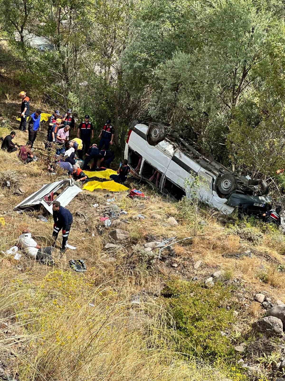 Minibüs şarampole devrildi: 4 ölü, 10 yaralı