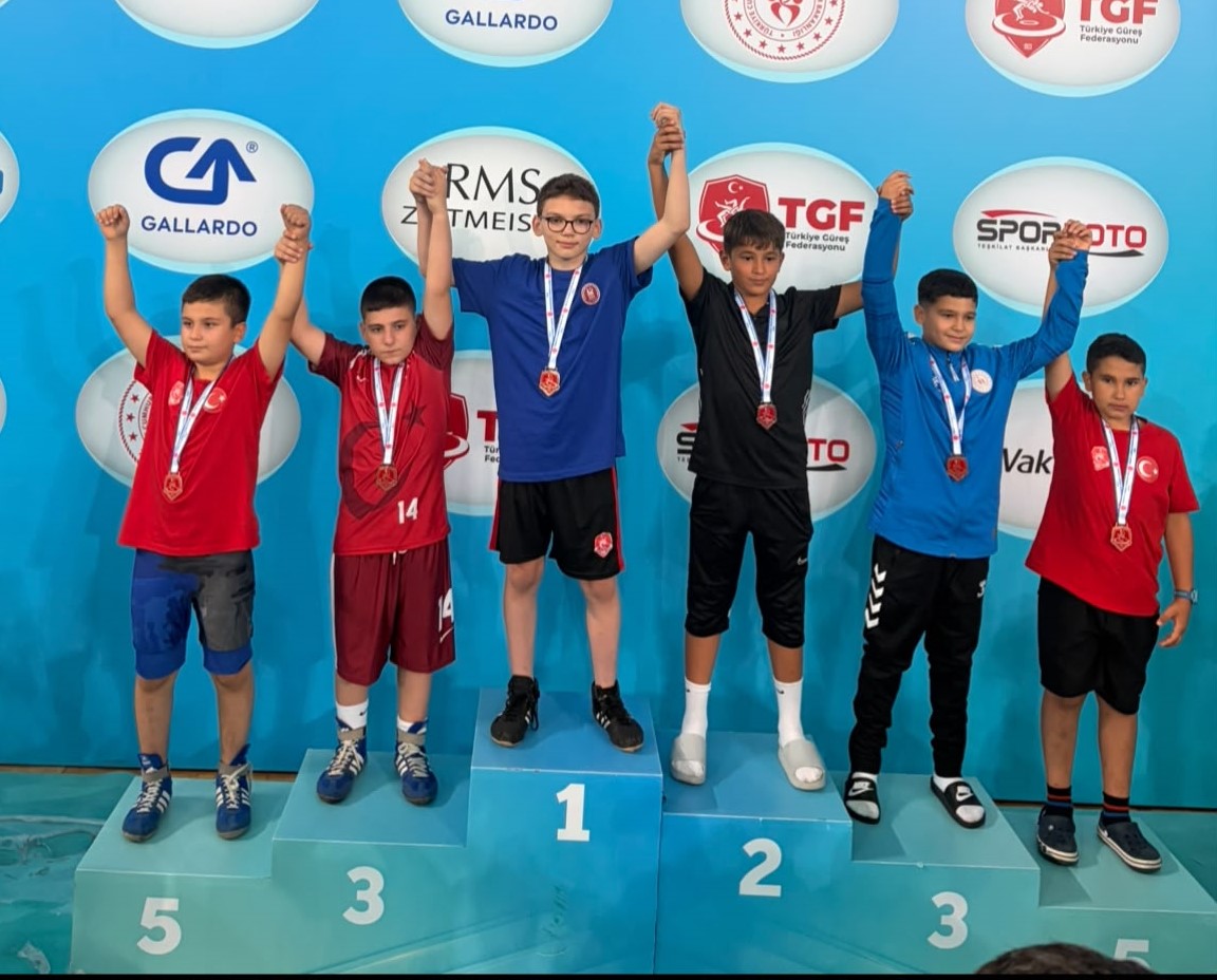 Osmangazi’nin şampiyon güreşçileri yine fark yarattı