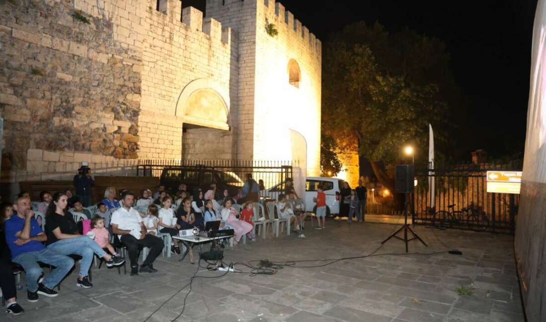 Osmangazi’de tarihi surlarda sinema keyfi! Osmangazi Belediyesi tarafından düzenlenen