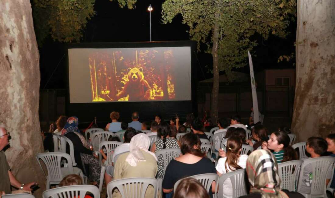 Osmangazi’de dev ekranda çocuklar ve aileleri açık havada sinema keyfi yaptı Osmangazi Belediyesi, yazlık sinema
