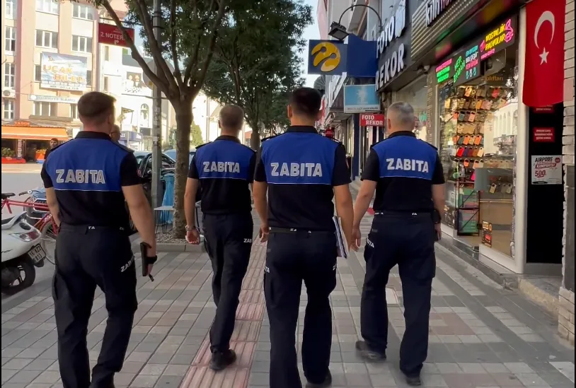 İnegöl’de zabıta işbaşında; Kaldırım işgali ve çevre temizliği denetimi İnegöl Belediyesi Zabıta Müdürlüğü
