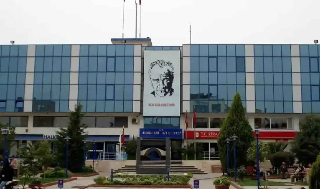İzmir’de Menderes Belediyesi’ne operasyon İzmir'de Menderes Belediyesi'ne yönelik