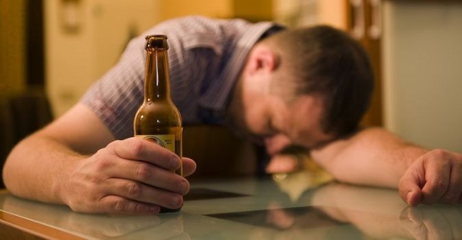 Mesaide meyve suyu süsüyle alkol adlı, işten atıldı Bulaşıkçı olarak çalıştığı otelde,