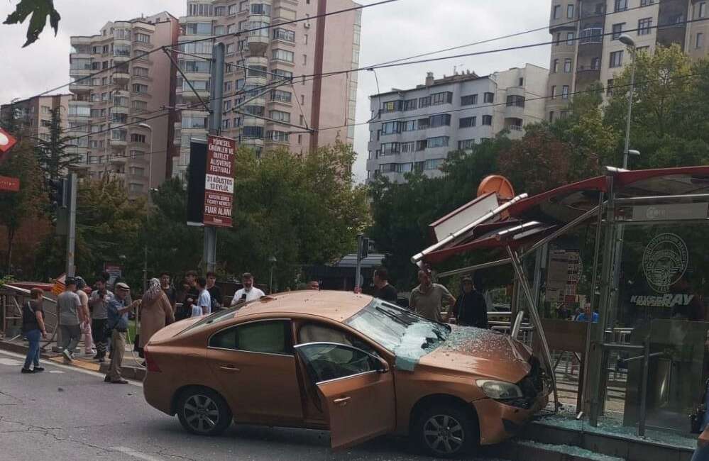 Feci kaza; Otomobil tramvay durağına daldı! Kayseri'nin Kocasinan ilçesinde tramvay