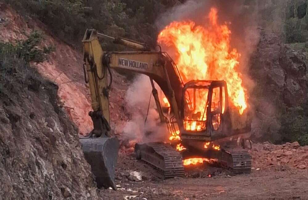 İş makinesi alev topuna döndü Erzurum’un Olur ilçesinde yol