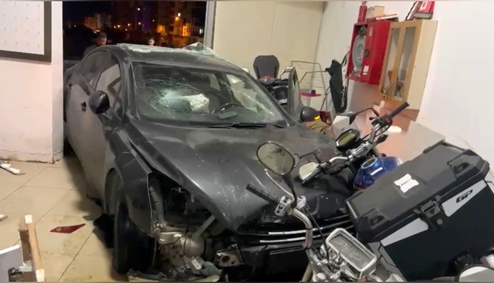Otomobil, iş yerine böyle daldı! Mersin'in Erdemli ilçesinde sürücüsünün