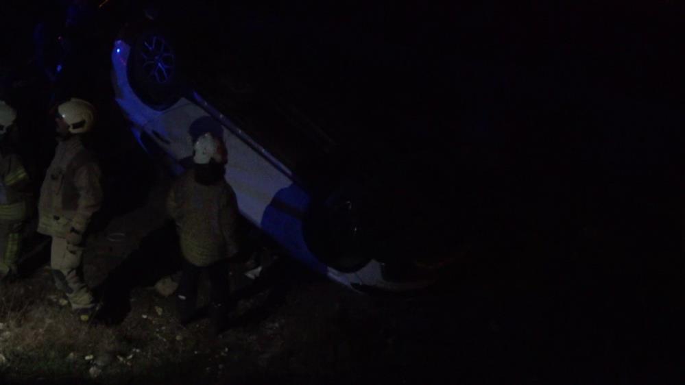 Otomobil alt yola yuvarlandı: 1 kişi hayatını kaybetti Ümraniye'de yol kenarında park