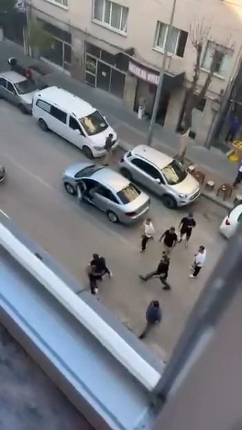 Bursa’da trafik tartışması kavgaya dönüştü! Bursa'da cadde üzerinde trafik