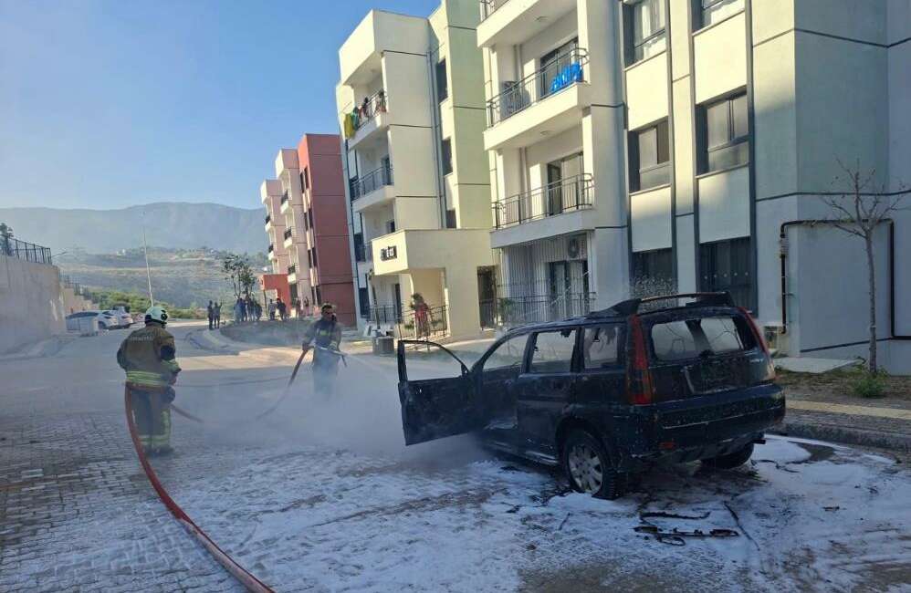 Park halindeki otomobil küle döndü Hatay'da park halindeyken alevlere