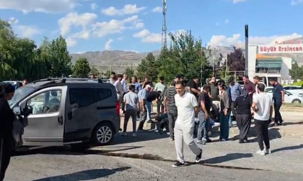 İki otomobilin çarpıştığı kazada 4 kişi yaralandı Erzincan’da iki hafif ticari