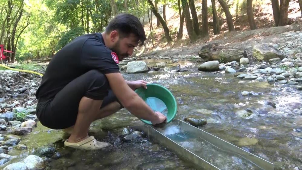Altın avcısı Türkiye’nin derelerinden her gün 5 gram altın çıkarıyor Bursa'da çocukluk merakıyla başladığı