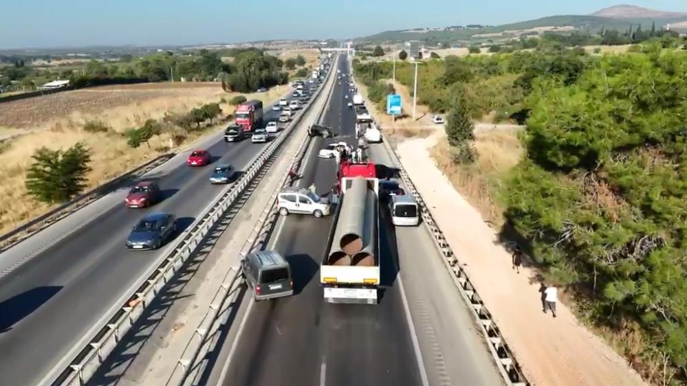 Bursa’da yola mazot döküldü, ortalık fena karıştı Bursa'da seyir halindeki tırdan