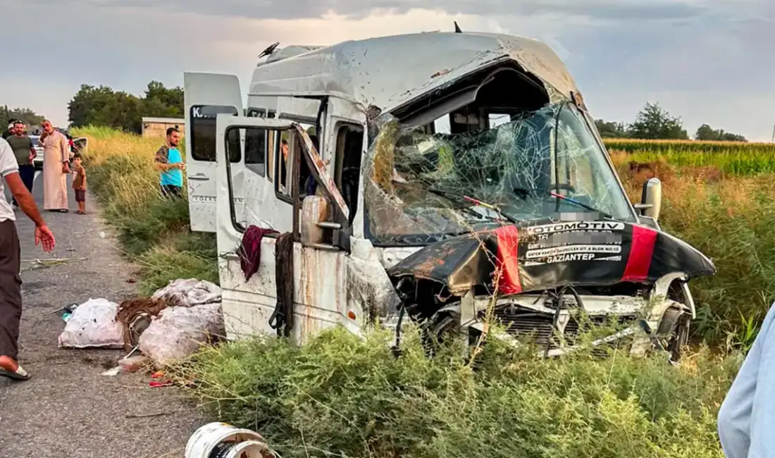 Şanlıurfa’da faciadan dönüldü! İşçileri taşıyan minibüs su kanalına devrildi: 15 yaralı Kaza, Şanlıurfa’nın Akçakale ilçesine