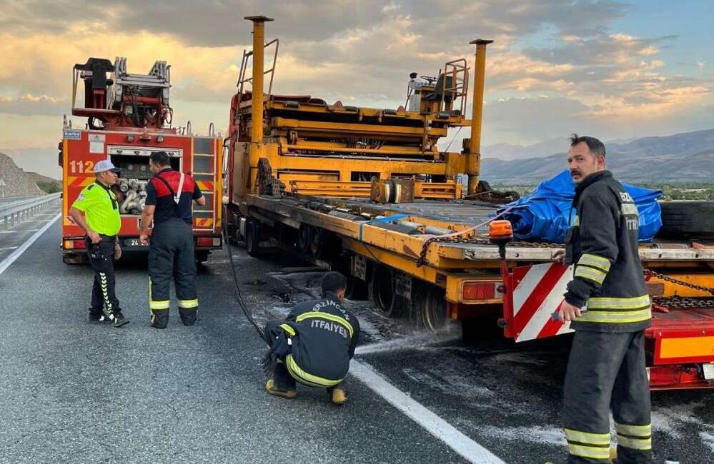 Seyir halindeki tırın dorsesi alev alev yandı Sivas’tan Erzincan yönüne seyir