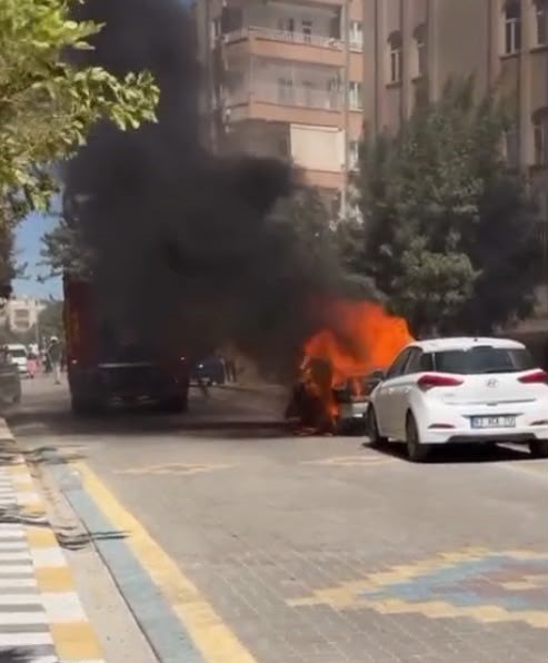 Park halindeki otomobil alevlere teslim oldu Şanlıurfa'nın Karaköprü ilçesinde